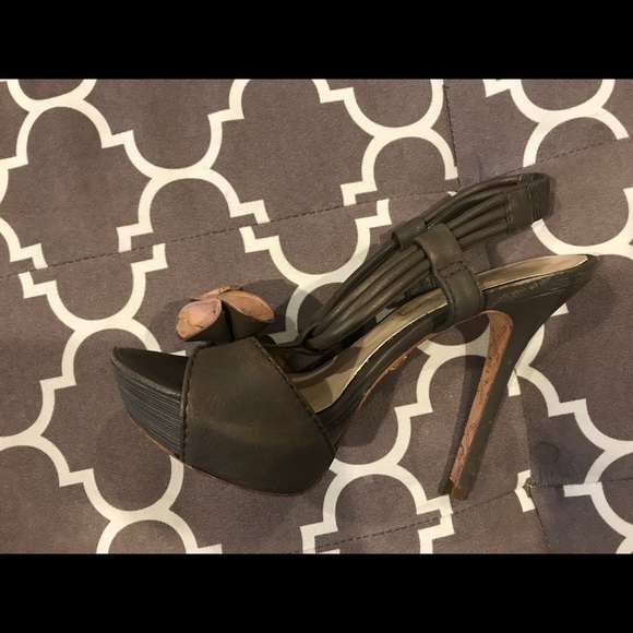 L.A.M.B. Veena Gray Platform Sandals with Flower - Picture 15 of 16